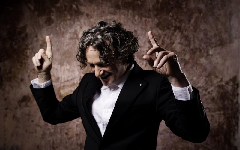 o-goran-bregovic-fernei-ti-mousiki-ton-balkanion-sto-christmas-theater