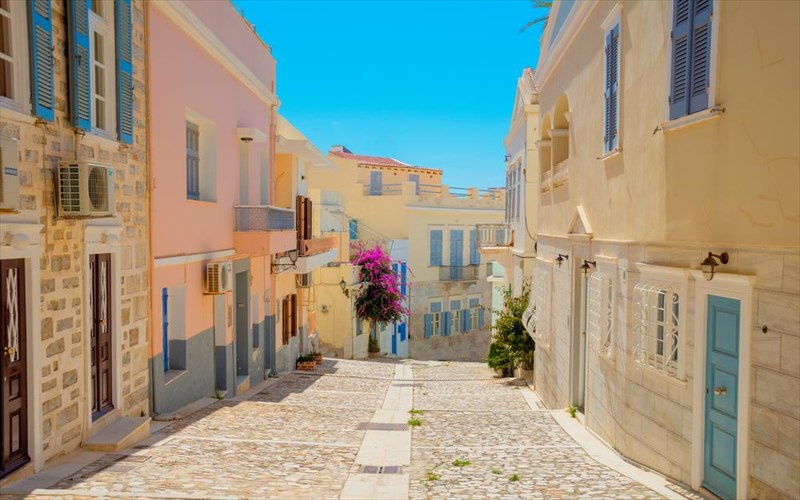 paros-suros-kimolos-mesa-apo-italika-matia-ftaneis-os-touristas-kai-feugeis-os-oikogeneia