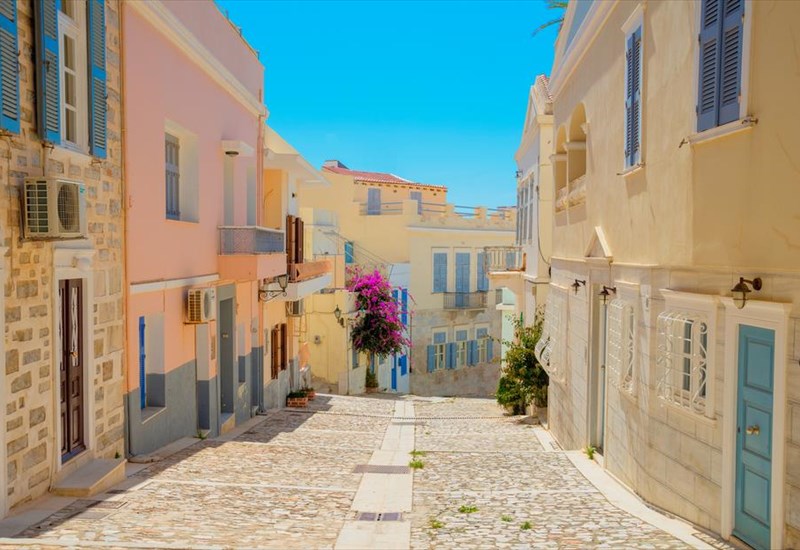 paros-suros-kimolos-mesa-apo-italika-matia-ftaneis-os-touristas-kai-feugeis-os-oikogeneia