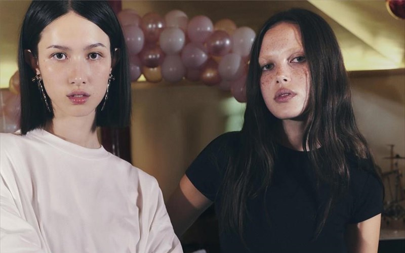 own-your-power-mia-koleksion-pou-spaei-tous-kanones-kai-paizei-me-ufes-xromata-kai-xaraktira