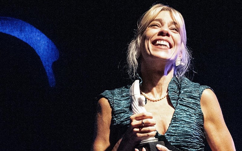 linda-i-sold-out-parastasi-tis-sezon-epistrefei