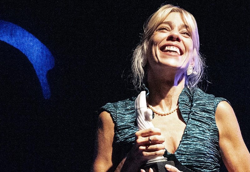 linda-i-sold-out-parastasi-tis-sezon-epistrefei