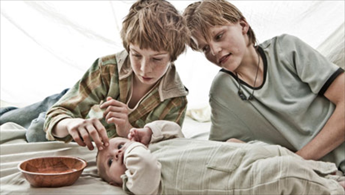 se-proto-plano-i-oikogeneia-apo-ton-tomas-bintermpergk-oikogeneia-apo-ton-tomas-bintermpergk