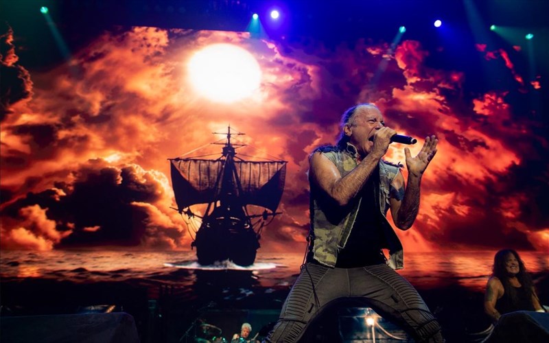 iron-maiden-mia-mini-anadromi-sta-katorthomata-tous-en-anamoni-tou-megalou-live