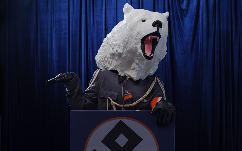 oi-dimokratores-mia-eksofreniki-mauri-komodia-parousiazetai-sto-theatro-tou-neou-kosmou