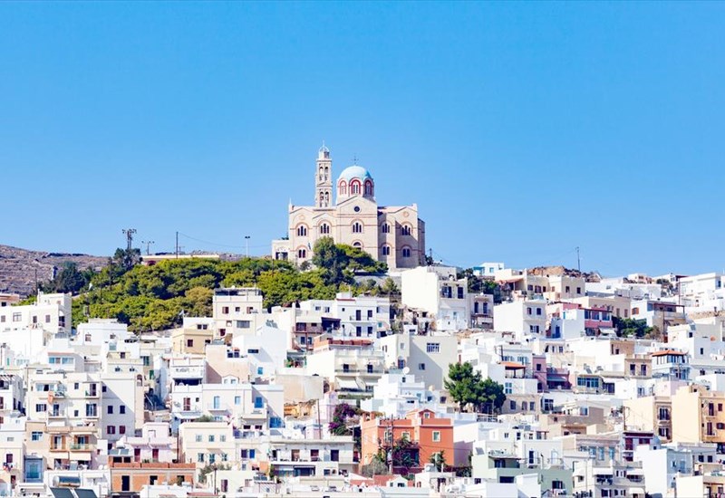 apo-to-aigaio-sto-londino-i-suros-lampei-sti-diethni-skini