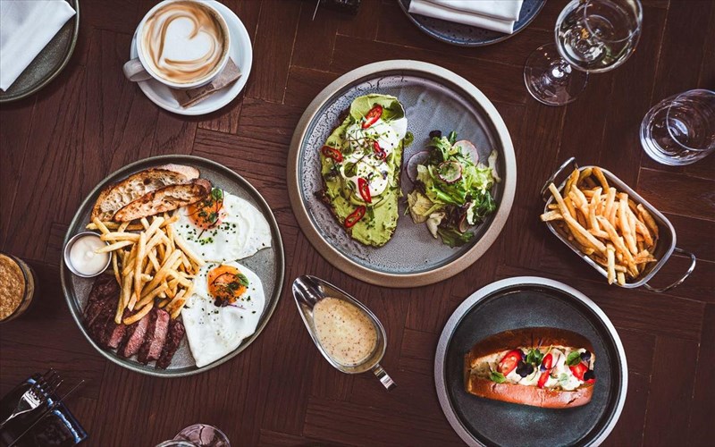 to-kuriakatiko-brunch-tou-moocasa-serbirei-apo-auga-mexri-steak-kai-astako