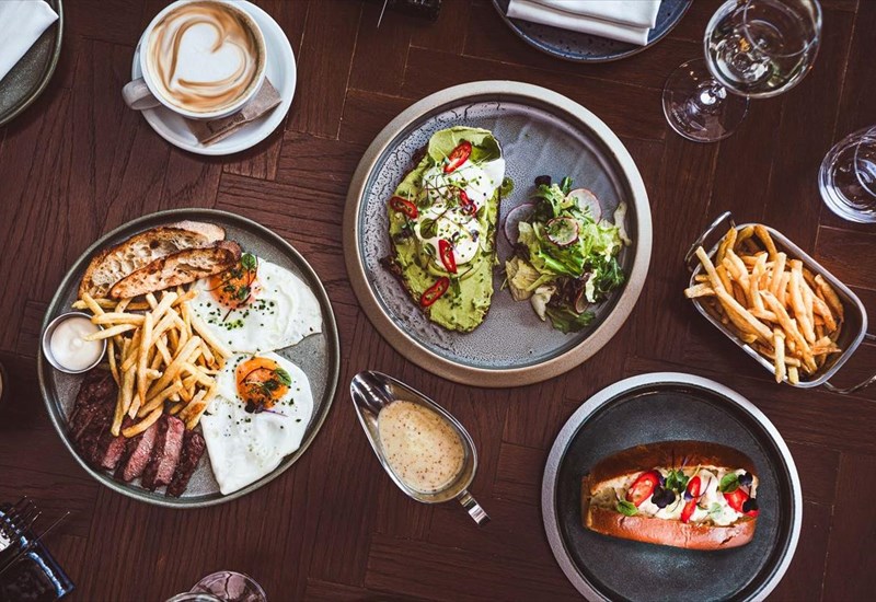 to-kuriakatiko-brunch-tou-moocasa-serbirei-apo-auga-mexri-steak-kai-astako