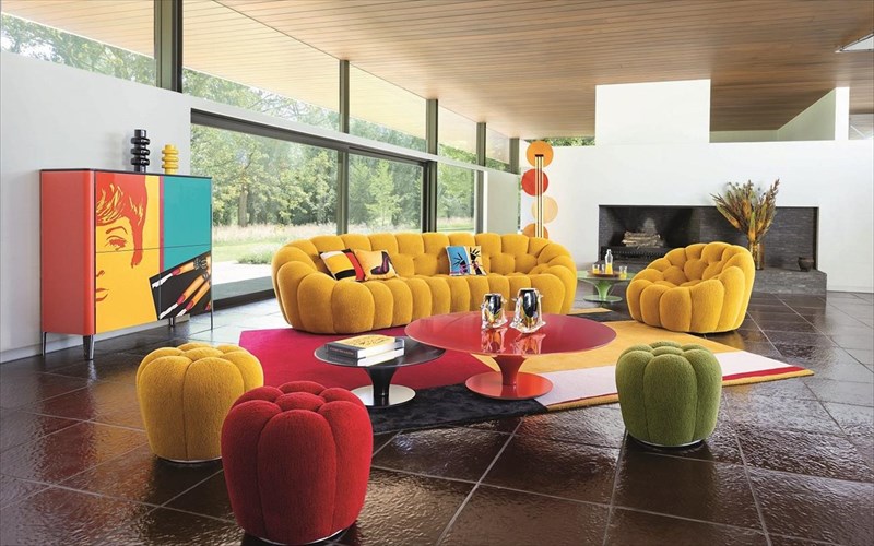 to-neo-showroom-tis-roche-bobois-sto-marousi-apokaluptei-ti-sunergasia-dilosi-me-ton-pedro-almodóvar