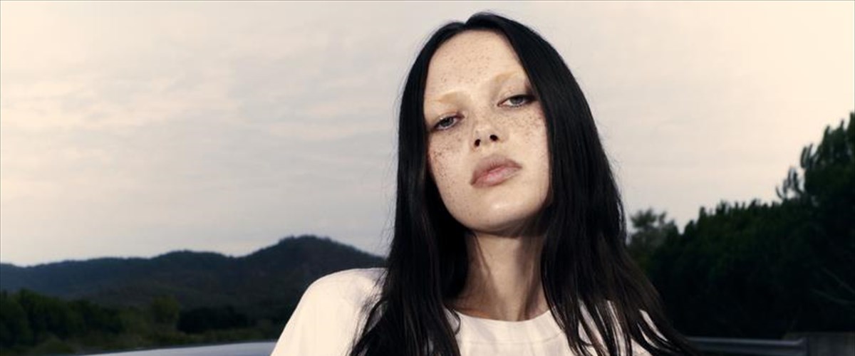 o-xeimonas-ksekinaei-me-dark-romance-look-ti-na-foresete