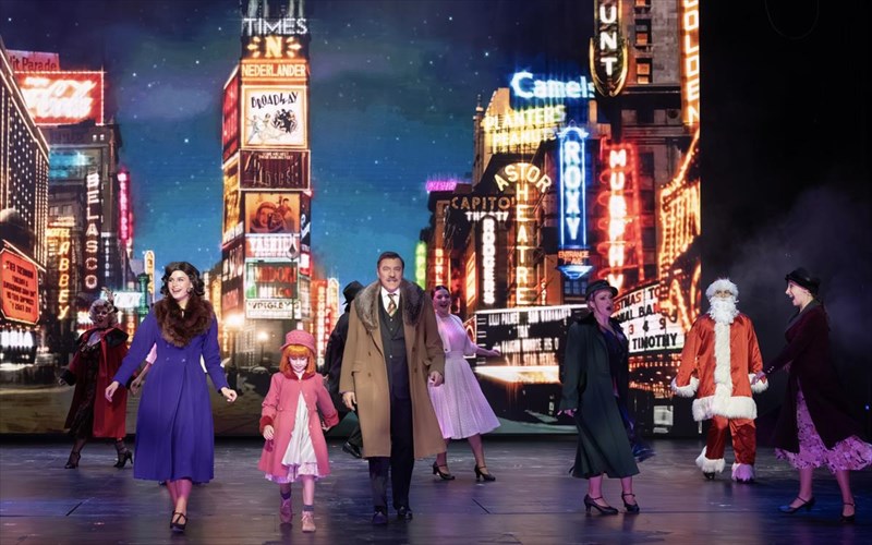 h-latremeni-annie-skorpaei-anthropia-kai-sugkinisi-sto-theatro-pallas