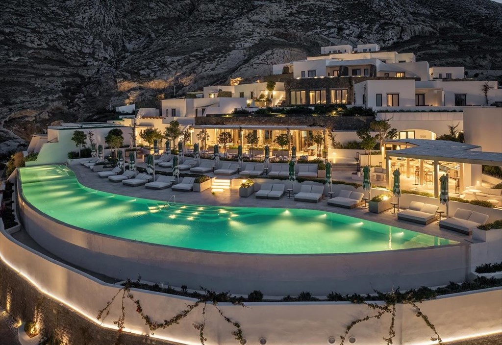 sandblu-santorini-epanekkinisi-stous-propodes-tis-arxaias-thiras-me-nea-elite-empeiria-to-2026