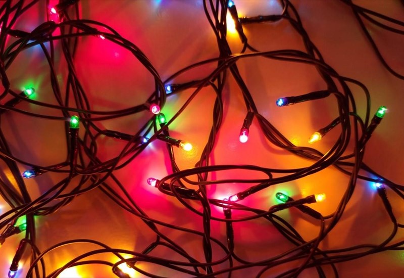 xristougenniatika-lampakia-se-spiti-kai-mpalkoni-ta-7-lathi-pou-prokaloun-braxukuklomata-kai-foties-lathi-pou-prokaloun-braxukuklomata-kai-foties