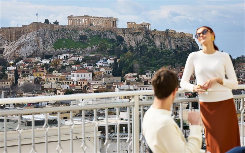 astor-hotel-ekei-opou-i-athina-anoigetai-mprosta-sas-me-tin-akropoli-sto-mpalkoni-sas-athina-anoigetai-mprosta-sas-me-tin-akropoli-sto-mpalkoni-sas