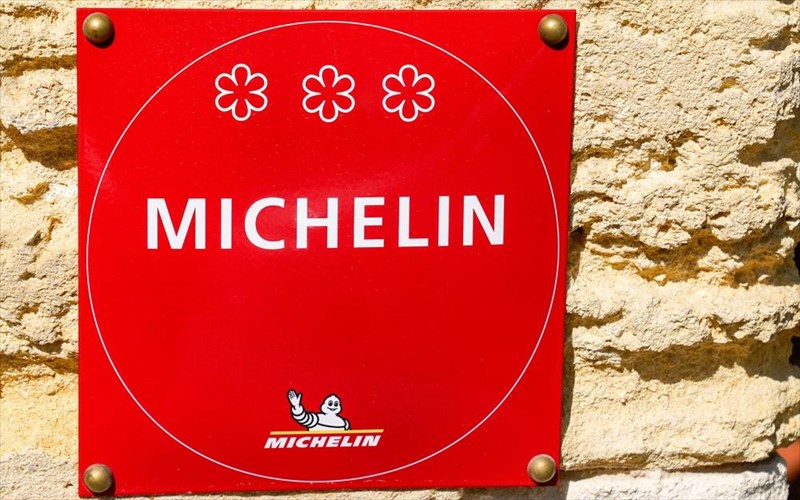 o-odigos-michelin-fernei-ti-santorini-kai-ti-thessaloniki-sto-gastronomiko-paixnidi