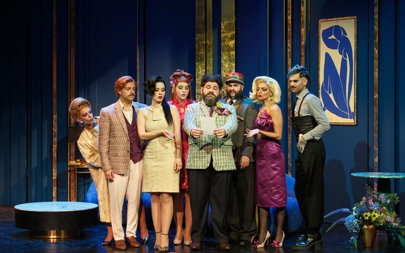 autes-oi-parastaseis-katebazoun-aulaia