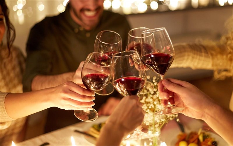 h-geografia-ton-xristougennon-sto-trapezi-mas-pos-to-krasi-anasurei-tis-anamniseis-ton-giorton