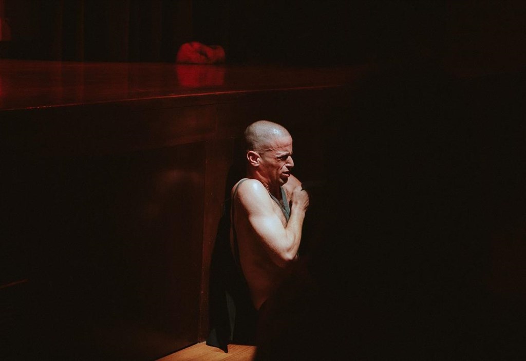 o-slantek-epistrefei-i-koinotopia-tou-kakou-sto-simera