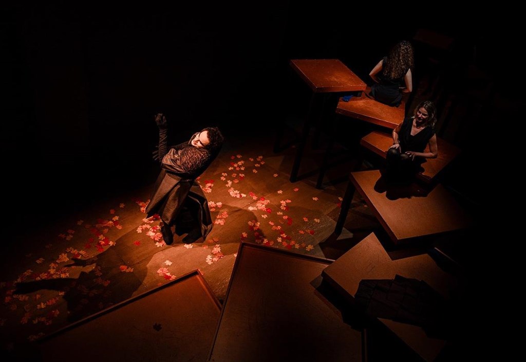 oi-doules-rixnoun-aulaia-sto-theatro-attis