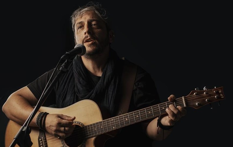 o-giannis-adamos-mas-sustinei-tin-xarmolupi-tin-psuxi-tis-thessalikis-paradosis-se-ena-glukopikro-skopo