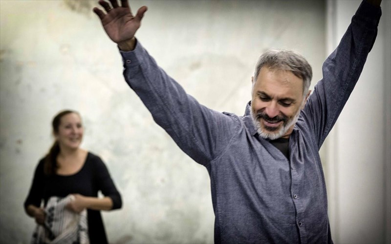 to-dimotiko-theatro-peiraia-parousiazei-ksana-to-ergo-anazitontas-tin-eleni