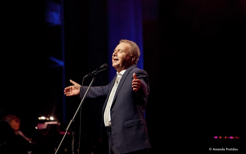 o-manolis-mitsias-stous-ouranous-tou-nikou-gkatsou-sto-megaro