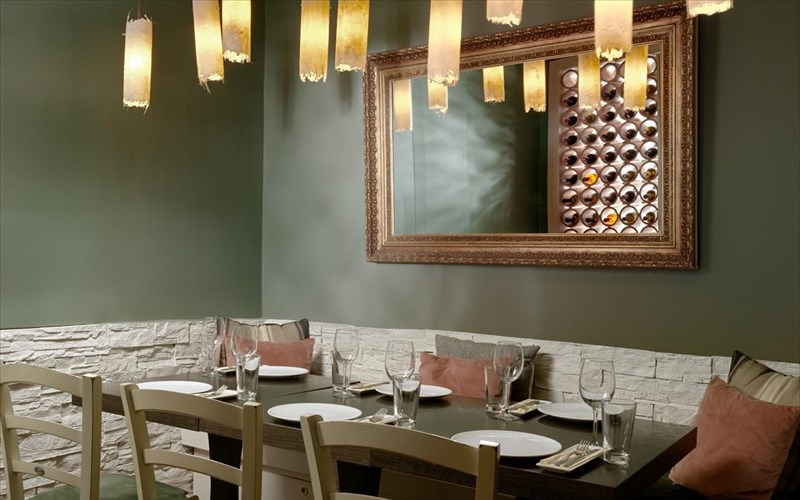 to-aspasia-taksideuei-apo-to-stauri-tis-manis-sto-koukaki-gia-mia-bradia