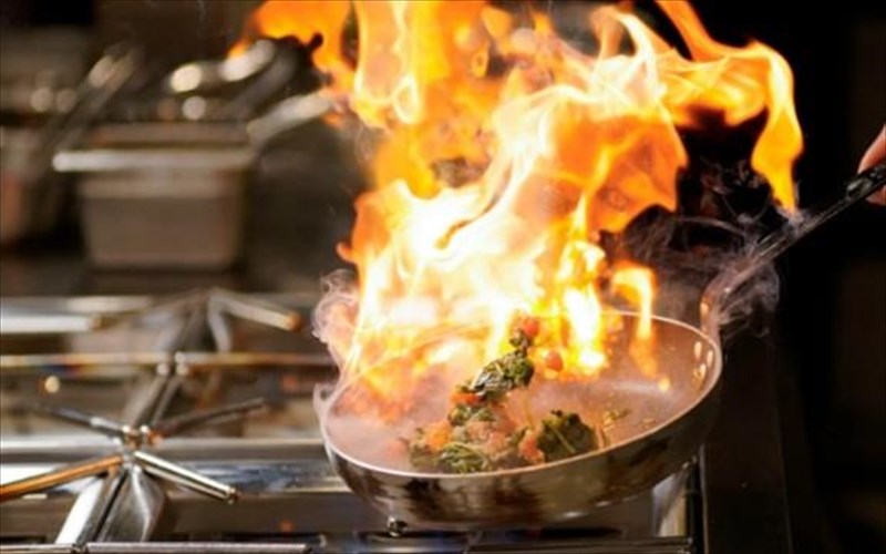 o-papagalos-fernei-elliniki-geusi-stin-kuriaki-mas