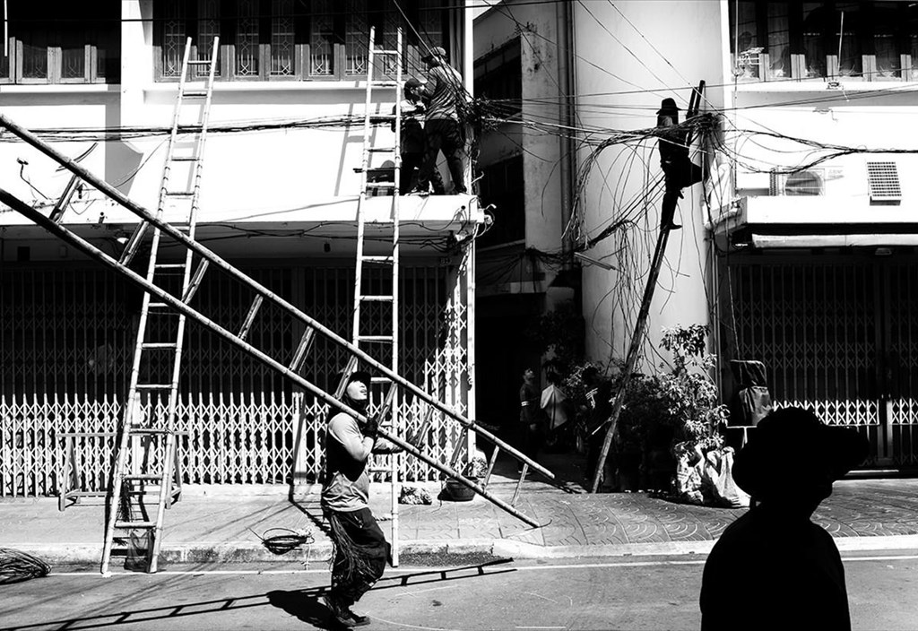 nicolas-desport-france-an-electricians-nightmare-streetphotography-an-electricians-nightmare-streetphotography