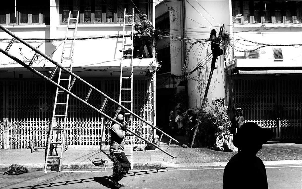 nicolas-desport--france--an-electricians-nightmare-streetphotography-an-electricians-nightmare-streetphotography