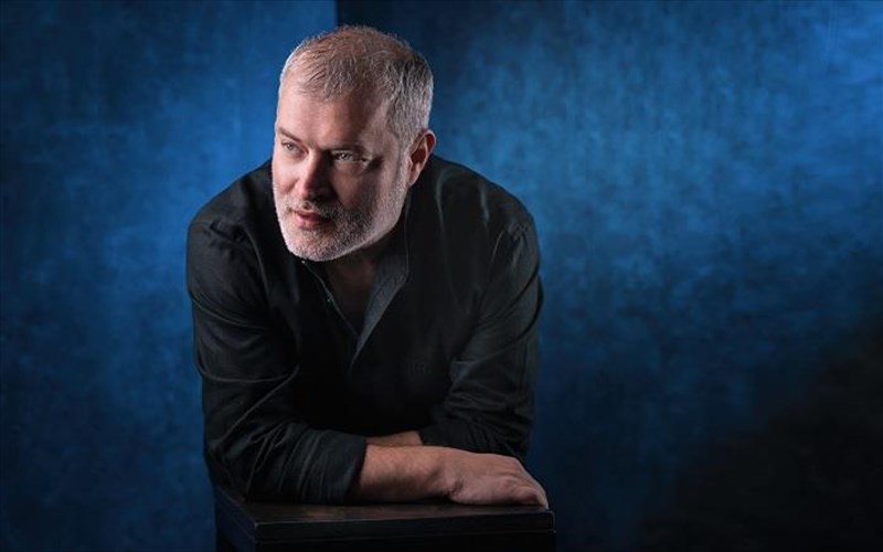 o-panagiotis-margaris-mas-taksideuei-stimesogeio-apo-to-megaro-mousikis