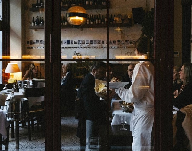 to-manari-etoimazei-giorti-me-arto-tsipouro-loukoumi-kai-psita