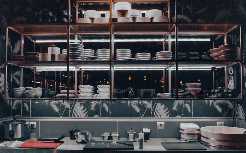 o-sef-dimitris-katribesis-sunanta-ton-2-michelin-sef-ebbe-vollmer-stin-kouzina-tou-smōkü