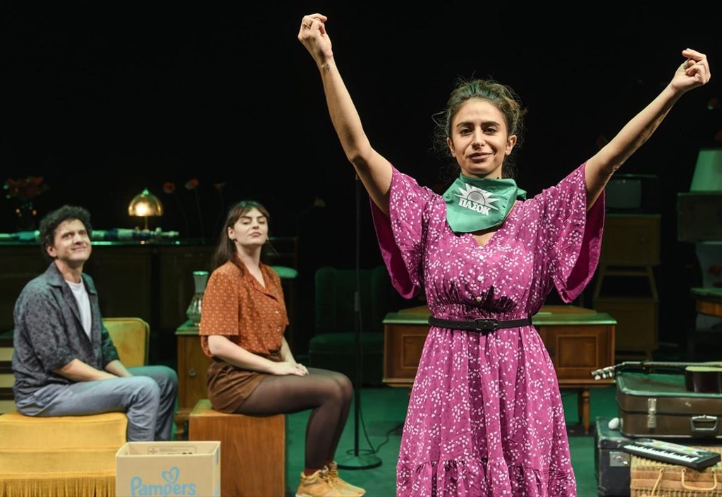 gioi-kai-kores-deite-tis-protes-fotografies-apo-ti-thruliki-parastasi