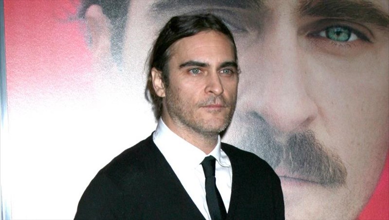 xoakin-foiniks-upoklinetai-sto-talento-tis-skarlet-gioxanson