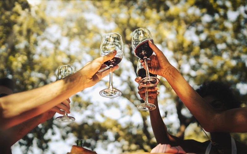 o-sundesmos-ellinikou-oinou-xairetizei-ti-sumfonia-tis-desmis-metron-gia-to-krasi