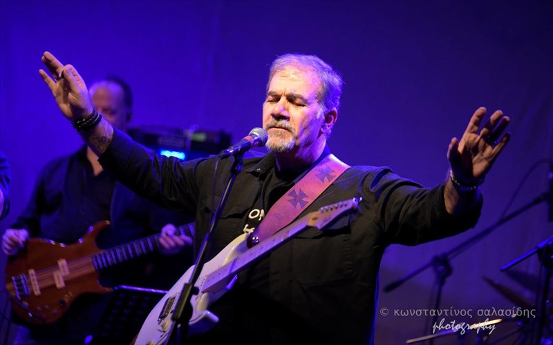 o-dimitris-starobas-dinei-tin-teleutaia-parastasi-sto-kuttaro