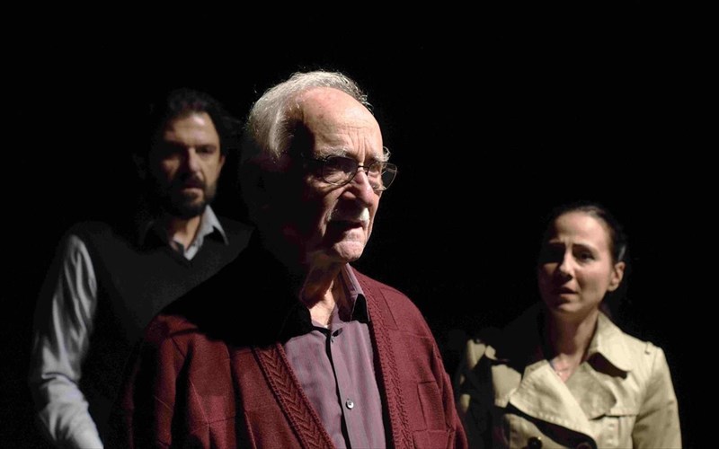 o-thanasis-papageorgiou-einai-o-pateras-mou-sto-theatro-stoa