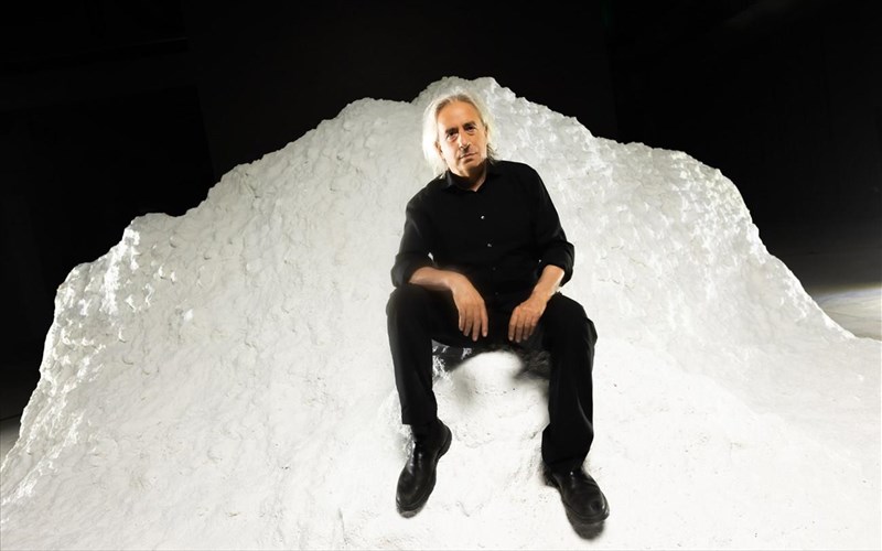 ta-mplouz-tou-mikrou-prigkipa-o-giannis-aggelakas-ksana-sti-stegi-me-mia-mousiki-empeiria