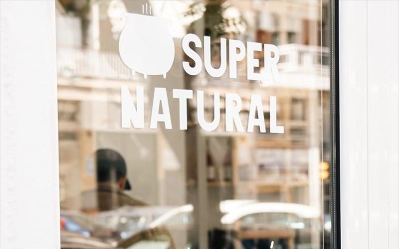 supernatural-2026-i-agria-pleura-tou-krasiou-dinei-rantebou-stin-kupseli