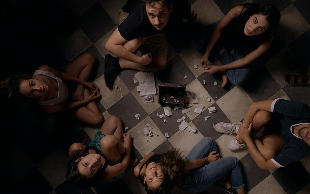 istories-enos-psematos