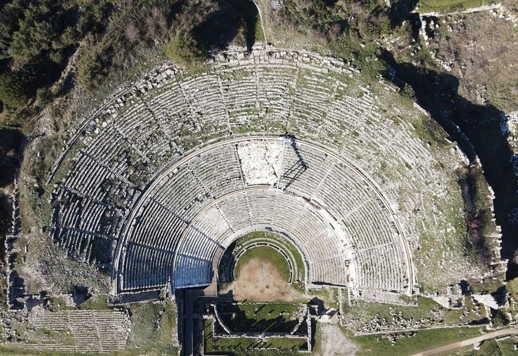 arxaio-theatro-dodonis-petontas-pano-apo-tin-istoria