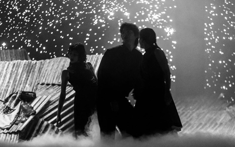 to-mplouz-tou-mikrou-prigkipa-me-treis-prosbasimes-parastaseis-sti-stegi