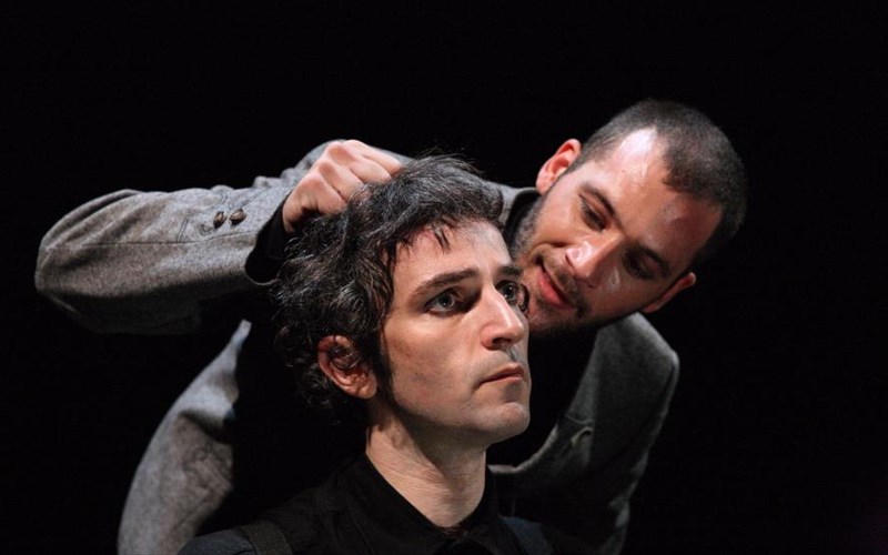 sugklonistikes-ermineies-kai-parastaseis-tis-prosfatis-theatrikis-sezon