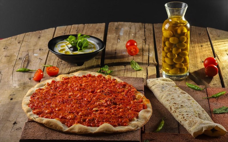 i-pitsa-tou-tempeli-kai-to-krasi-tou-ergazomenou