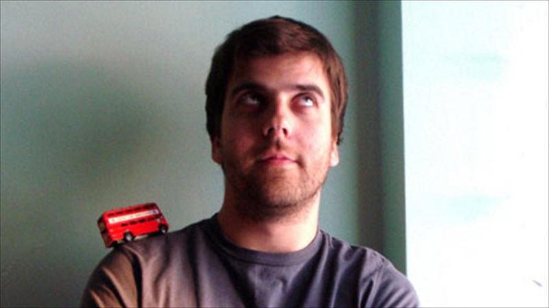 mousiko-taksidi-apo-to-londino-os-tin-athina