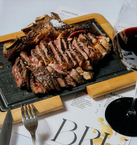 ena-athinaiko-steakhouse-ksana-anamesa-sta-korufaia-tou-kosmou