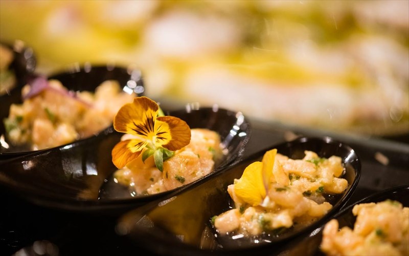 pos-anabathmizetai-to-catering-ton-sugxronon-events-signature-flying-buffet-fine-dining-elevated-finger-food