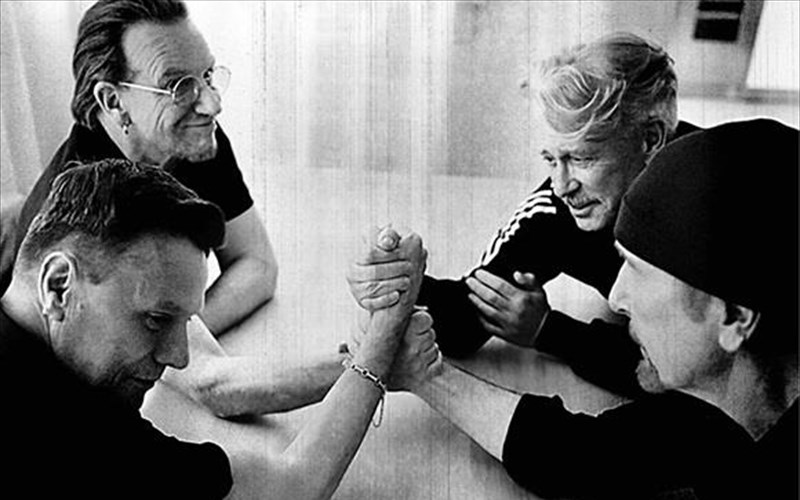 easter-lily-oi-thrulikoi-u2-mas-kanoun-doro-ena-akoma-mousiko-diamanti-akribos-tin-katallili-stigmi