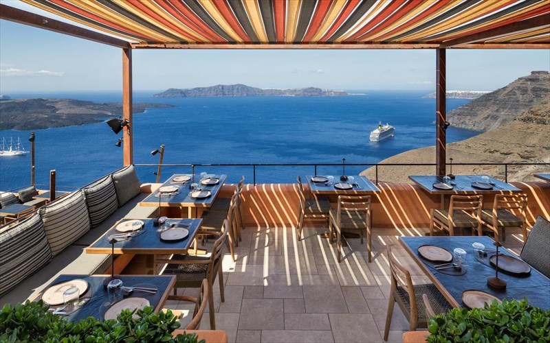 to-rizes-gastro-taverna-serbirei-ksana-sugxroni-elliniki-kouzina-sti-santorini